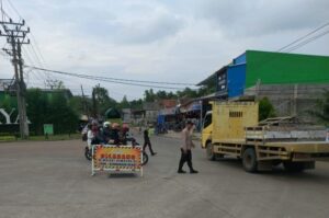 Angota Polsek Kopo Laksanakan Strong Point Sore Antisipasi Gangguan Kamtibmas dan Laklantas