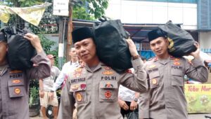 Metro Jaya Bagikan 7.500 Paket Bansos dari Kapolri ke 10 Titik