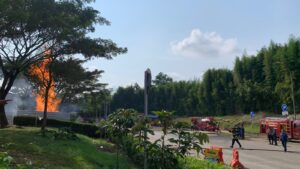 Polisi Bersama Tim Rescue Evakuasi Semburan Api Dari Sumur Di Rest Area KM 86 B