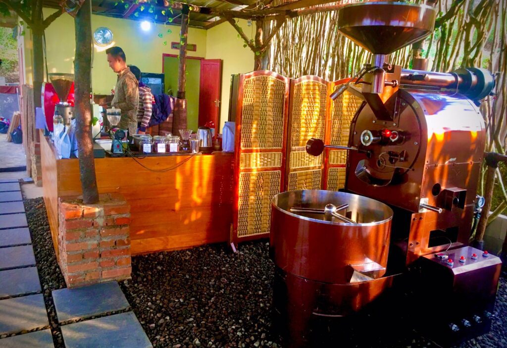 Asmaralaya Coffe & Roastery: Ngopi Diatas Ketinggian 1300 MDPL Dengan View Gunung Pangrango