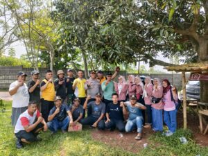 Polri Peduli Lingkungan : Polsek Legok Bersih-Bersih Di Desa Palasari
