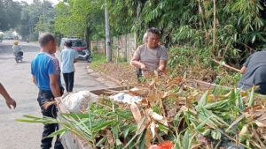 Polsek Cisauk peduli lingkungan Laksana Kerja Bhakti Bersama Masyarakat Sekitar