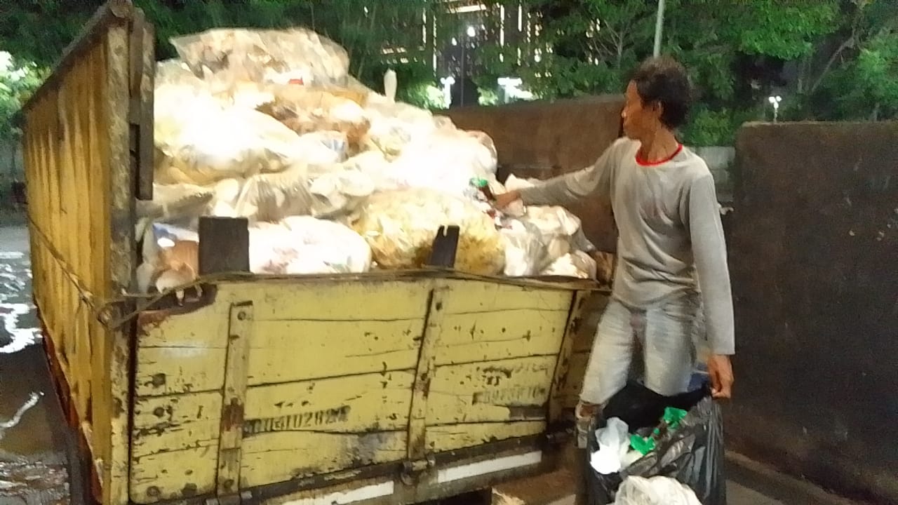 Diduga sampah Aeon mall Di Buang Ditengah Pemukiman Warga Jatake