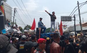 Kantor kecamatan Parungpanjang Dikepung Para Pendemo