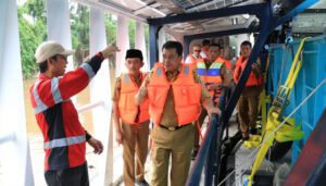 Sekda Kabupaten Tangerang Tinjau Kapal Interceptor Sampah Neon Moon II di Sungai Cisadane Teluknaga