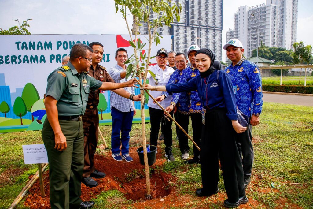 Bersama Presiden Jokowi, Wakil Wali Kota Tangsel Ikuti Gerakan Tanam Pohon Serentak