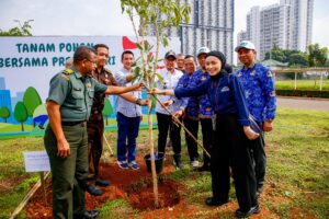 Bersama Presiden Jokowi, Wakil Wali Kota Tangsel Ikuti Gerakan Tanam Pohon Serentak