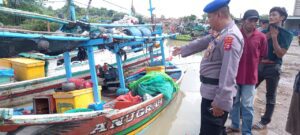 4 Orang Nelayan MD Tersambar Petir Saat Berlayar di Perairan Pulo Panjang, Ditpolairud Lakukan Evakuasi