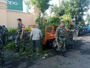 Danramil 0607- 01 bersama Danramil 0607-03 Gotong Royong Bersih – Bersih di Terminal dan Pasar Lembursitu.