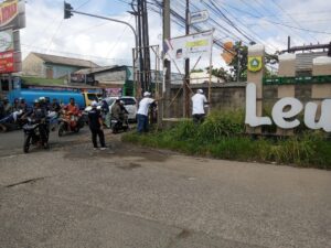 Panwascam Leuwiliang  bersama Satpol PP Bersihkan APK, Disepanjang Jln.Protokol