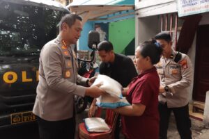 Bakti Sosial Polres Metro Jakarta Barat dan Polsek Metro Tamansari, Salurkan 300 Paket Sembako untuk Warga