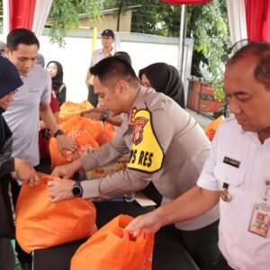 Polres Metro Jakarta Barat Diserbu Warga, Bazar Sembako Murah Ramai Dikunjungi