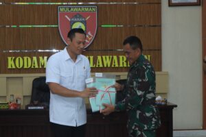Pangdam VI/Mlw Mewakili Panglima TNI Terima Sertifikat Tanah Kogabwilhan II
