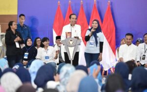 Silaturahmi dengan Nasabah Mekaar, Presiden Dorong Keuntungan Usaha untuk Investasi Kembali