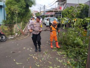 Kompak Bersama Masyarakat, Polsek Kalideres Jakarta Barat Gelar Kerja Bakti di Perumahan Citra 1