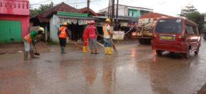 PT Adhi Acset KSO Lakukan Kegiatan Rutin Pembersihan Jalan