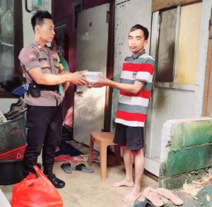Peduli Kemanusiaan, Polsek Kembangan Bagi Makanan Buka Puasa Serta Beri Himbauan Kamtibmas