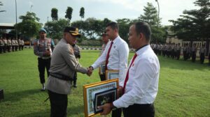Kapolres Serang Berikan Penghargaan Kepada Personel Yang Berhasil Bongkar Permainan Curang Pengusaha Beras