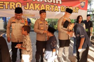 Peduli dan Berbagai, Polres Jakbar Bersama Polsek Kalideres Bagikan 250 Takjil dan Santunin 150 Anak Yatim