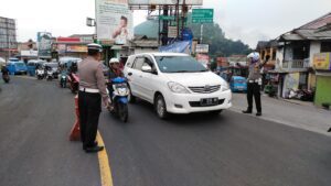 Anggota Personil Wilayah Hukum Polsek Ciampea Laksanakan Giat Rutin Dalam Pengaturan lalulintas
