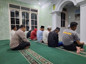 Personil Wilayah Hukum Polsek Cisarua Laksanakan Giat Shalat Subuh berjamaah Bersama Warga Masyarakat Wujud Sinergitas Terjalin Baik