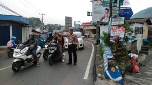 Anggota Wilayah Hukum Polsek Ciampea Polres Bogor Laksanakan Rutin Gatur Lalu Lintas