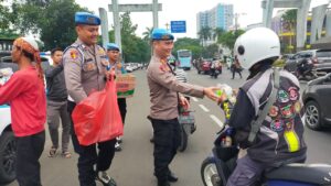 Menjelang Berbuka Puasa Si Propam Polres Bogor Berbagi 100 Takjil Kepada Masyarakat