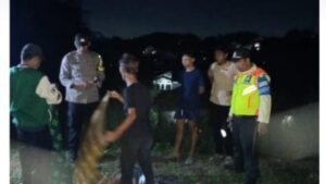 Polsek Cibinong Polres Bogor Bersama Instansi Terkait Evakuasi Orang Yang Tertabrak KRL Jurusan Jakarta-Nambo