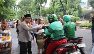 Wujud Toleransi, Umat Nasrani di Tamansari Jakarta Barat Bagikan Makanan Takjil Buka Puasa