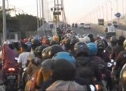 Tradisi Toron Madura,Warga Padati Akses Jembatan Suramadu