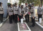 Jelang Hari Jadi Ke-76, Polwan Sidoarjo Ziarah Rombongan ke Makam Pahlawan