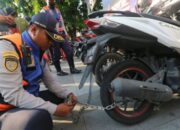 Dishub Kota Surabaya Tertibkan Parkir Liar di depan Grand City Mall