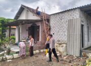 Personel Polsek Tulangan Turun Tangan Sigap Bantu Korban Bencana Angin Kencang