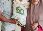 kantor desa cibogo kecamatan cisauk kabupaten tangerang membagikan beras gratis kepada warga yang kurang mampu