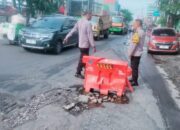 Kapolsek Krian Ajak Anggota Berikan Rambu Tanda Jalan Berlubang
