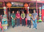 Kapolsek Krian dan Koramil Lakukan Patroli dan Cek Kesiapan Perayaan Imlek di Klenteng Teng Swie Bio,Krian