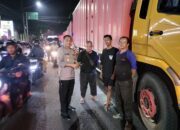 Kapolsek Krian Berikan Teguran Humanis kepada Pengemudi Truck yang Melanggar