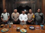 Kapolsek Krian Silaturahmi dengan Pengasuh Pondok Pesantren Al-Amanah, Romo KH. Nurcholis Misbah di Desa Junwangi Krian