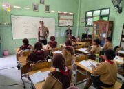 Kanit Binmas Polsek Krembung Edukasi Bahaya Perundungan ke Pelajar