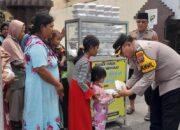 Polsek Taman Peduli dengan Bagikan Makanan Gratis
