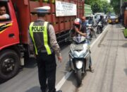 Peduli Keselamatan Berkendara, Polisi di Sidoarjo Berikan Tanda Jalan Berlubang