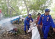 Satpolairud Polresta Sidoarjo bersama Nelayan Bersihkan Sampah di Kawasan Pesisir