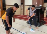 Menjelang Ramadhan, Polsek Gunung Anyar Gelar Bakti Sosial di Masjid Nurul Hikmah