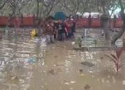 Viral !!! Warga Driyorejo Gresik Makamkan Jenazah di Tengah Banjir