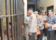 Kapolresta Sidoarjo Bagikan Takjil Buka Puasa ke Tahanan