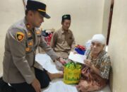 Blusukan ke rumah warga, Kapolsek Gunung Anyar bagikan sembako kepada Lansia dan masyarakat pra sejahtera