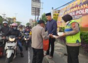 Giat Ramadhan Suci Polsek Gedangan Bagi Bagi Takjil Di Depan Mapolsek