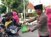 Polsek Gunung Anyar dan Bhayangkari Bagikan Takjil, Jalin Kedekatan Polri dan Masyarakat