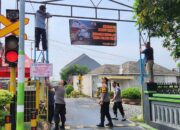 Polisi Pasang Spanduk Himbauan di Perlintasan Kereta Api Tidak Berpalang