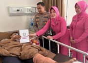 Kapolsek Gunung Anyar Beserta Bhayangkari Jenguk Anggota yang Sakit, Wujud Solidaritas dan Kepedulian Keluarga Besar Polri